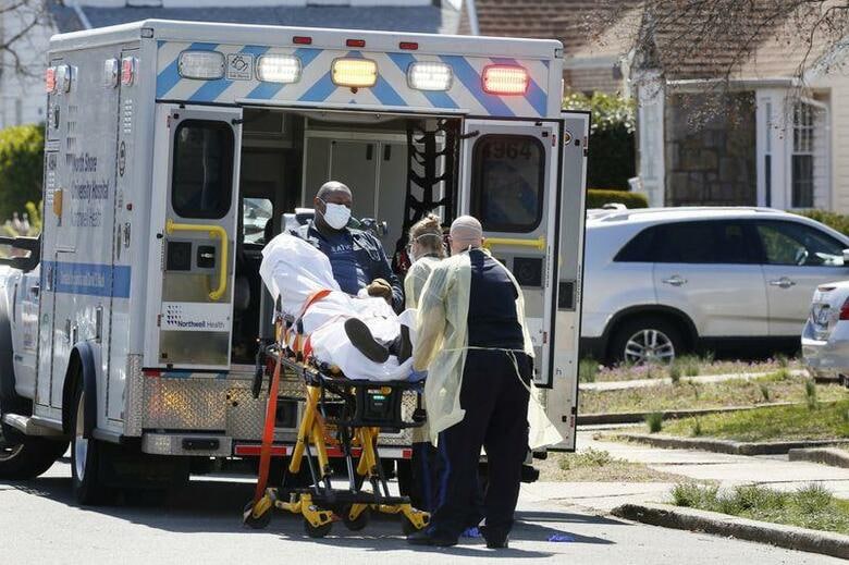 米国で確認された新型コロナウイルス感染による死者数が1000人を突破した。感染が急増しているニューヨーク州などでは医療物資や病床の不足が深刻化している。ニューヨークで撮影（2020年　ロイター/STEFAN JEREMIAH）