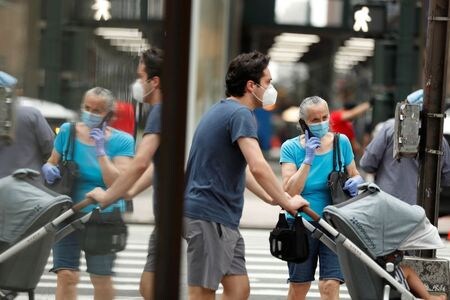 ロイターの集計によると、世界の新型コロナウイルス感染者数が３日、１１００万人を突破。死者もこの７カ月で５０万人を超えた。写真は７月１日、ニューヨークで撮影（２０２０年　ロイター/Lucas Jackson）