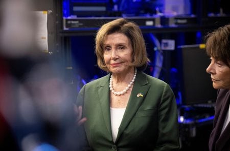 米議会上院が今週可決した連邦政府職員が政府所有の端末で中国系動画投稿アプリ「ＴｉｋＴｏｋ（ティックトック）」を使用することを禁止する法案について、民主党のペロシ下院議長（写真）が同法案を政府の資金調達法案に含める案を支持していることが１６日、分かった。 １０月撮影（２０２２年　ロイター/Josh Edelson/Pool via REUTERS）