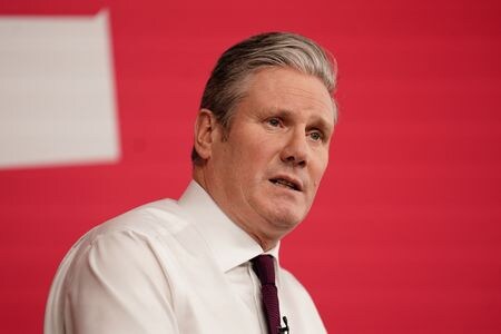 　英野党労働党のスターマー党首は７月２２日、２０日の下院補欠選挙でジョンソン元首相の辞職で空席となった議席を与党保守党から奪取できなかったことについて、労働党の政権奪還までの道のりはまだ長いとの認識を示した。３月２１日、ロンドンで代表撮影（２０２３年　ロイター）