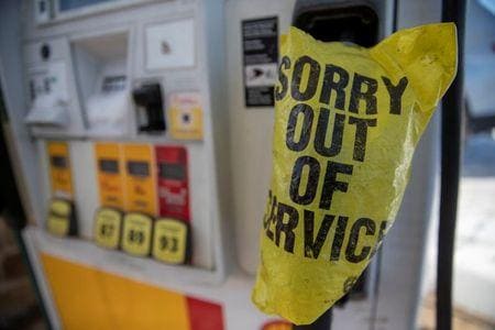 米国の広い地域を見舞っている寒波の影響で、南部テキサス州では１７日も約２７０万世帯で停電が続いている。写真は停電の影響で停止した同州フラッガービルのガソリンスタンド。１６日撮影（２０２１年　ロイター/Ricardo B. Brazziell/Austin Amer）