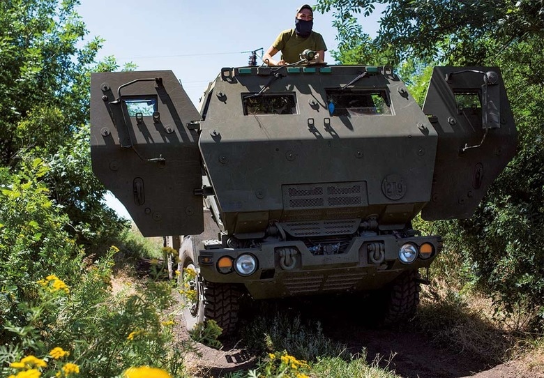 アメリカの供与した高機動ロケット砲システム「ハイマース」。これで戦況は一転した　ANASTASIA VLASOVAｰTHE WASHINGTON POST/GETTY IMAGES