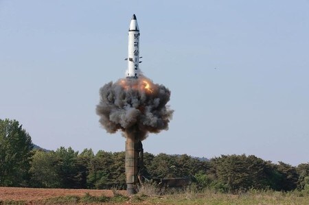　５月２２日、国連安全保障理事会（安保理）は、北朝鮮による２１日の弾道ミサイル発射（写真）を非難するとともに、安保理を無視する同国の「非道かつ挑発的な行為」に懸念を表明した。提供写真（２０１７年　ロイター/KCNA/via REUTERS）