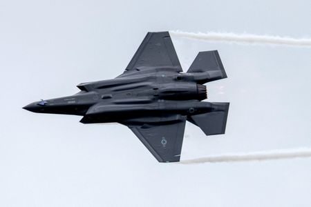 　２３日、米防衛大手ロッキード・マーチンは、２０２４年通年の売上高見通しを引き上げた。米国防総省へのＦ３５戦闘機の納入が予定より早く再開したことを受けた。ベルリンのエキシビションで６月５日撮影（２０２４年　ロイター/Axel Schmidt）