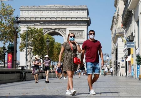 　１４日、フランスで確認された新型コロナウイルス新規感染者は１４日、３日連続で２５００人を超えた。首都パリと港湾都市マルセイユは感染リスクが高い地域として宣言された。写真はパリのシャンゼリゼ通り。１２日撮影（２０２０年　ロイター/Charles Platiau）