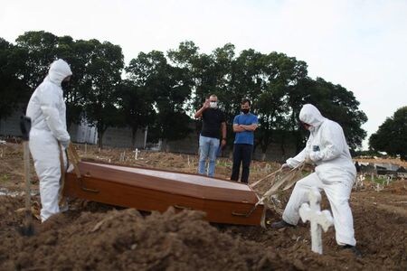 　６月８日、ブラジル保健省は７日、新型コロナウイルスの感染者が累計６８万５４２７人に達し、死者は累計３万７３１２人になったと発表した。写真はブラジルで６日撮影（２０２０年　ロイター／PILAR OLIVARES）