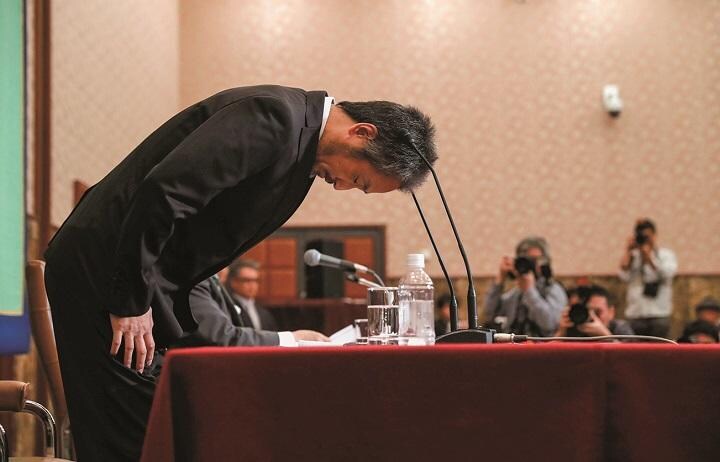 帰国後初の記者会見で頭を下げる安田純平（2018年11月）　ISSEI KATOーREUTERS