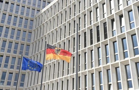 　８月２５日、ドイツ連銀は研究論文を発表し、ＥＣＢの資産買い入れプログラムは成長を下支えしたがインフレ率を押し上げる効果はなく、金融が不安定化するリスクを高めた可能性があると指摘した。ベルリンで２０１５年撮影（２０１７年　ロイター／Rainer Jensen）
