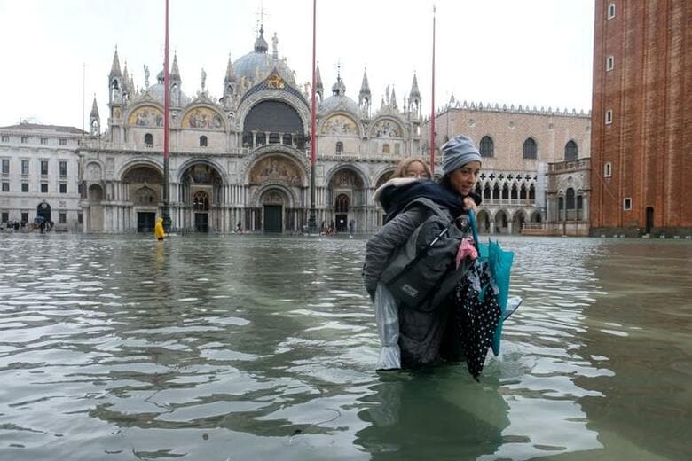 イタリア北部で「水の都」ベネチアが異常な高潮に襲われ、オーストラリアでは森林火災が猛威を振るい、中国でまれな病気である肺ペストが発生するなど、このところ世界各地で大規模災害た相次いでいる。写真は11月12日、ベネチアのサンマルコ広場で撮影（2019年　ロイター/Manuel Silvestri）