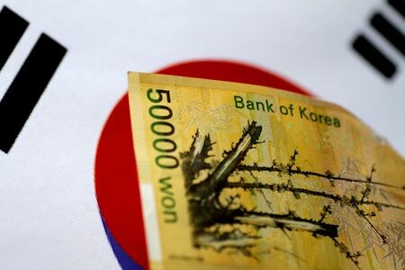 　１２月２０日、韓国の金融当局は、韓国ウォンが１５年ぶり安値となる中、外国為替市場の流動性を改善するため規制を緩和すると発表した。写真は韓国ウォン紙幣。シンガポールで２０１７年５月撮影（２０２４　ロイター／Thomas White）