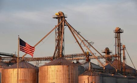 ＢｏｆＡは２５日、今年のコモディティー価格が１９１５年以来の大幅な上昇を記録する勢いだとの見方を示した。米イリノイ州の穀物エレベーター、２０１４年撮影。（２０２２年　ロイター/Jim Young）