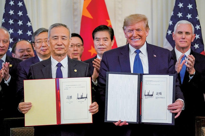 合意文書に署名したトランプと中国の劉鶴（リウ・ホー）副首相　KEVIN LAMARQUE-REUTERS