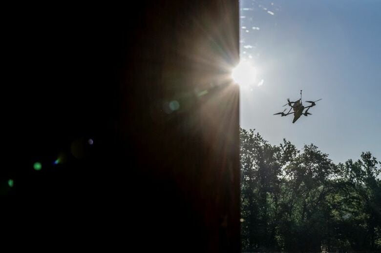 6月14日、ウクライナのハルキウ州で、ロシア国境付近を飛行するウクライナ製ドローン。 REUTERS/Viacheslav Ratynskyi