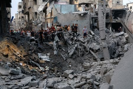 　１０月１０日、北朝鮮国営メディアは、パレスチナ自治区ガザを実効支配するイスラム組織ハマスとイスラエルの軍事衝突について初めて見解を示し、イスラエルが流血の事態を引き起こしたと非難した。写真は９日、ハマスの攻撃を受けたガザのビーチ難民キャンプで撮影（２０２３年　ロイター/Mohammed Salem）