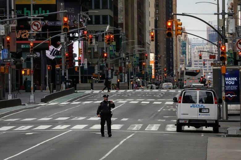 新型コロナウイルス感染が急速に広がる米国では1日、新たに4州の知事が市民に不要不急の外出を禁じる命令を出し、これで全米の人口の8割強が封鎖の対象となった。NY市内で3月撮影（2020年　ロイター/Brendan McDermid）