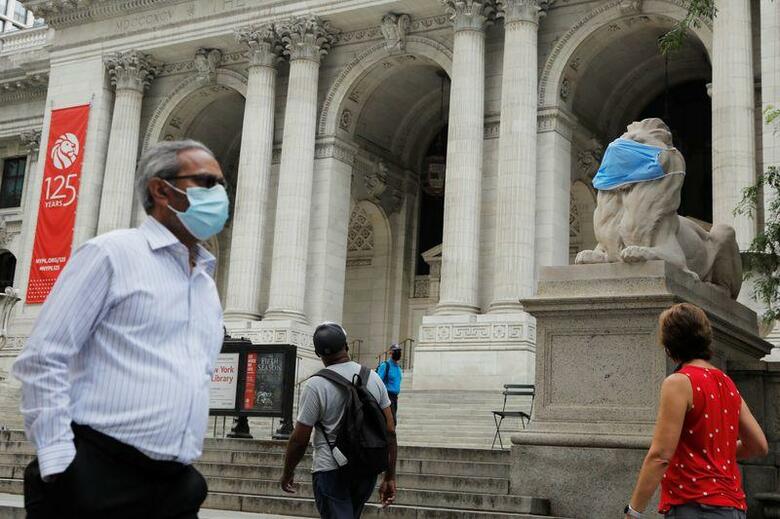 7月1日、ロイターの集計によると、米国の新型コロナウイルス感染者が4万8000人超増加した。写真は、巨大なマスクをつけたニューヨーク公共図書館のライオン像(2020年　ロイター/Lucas Jackson)