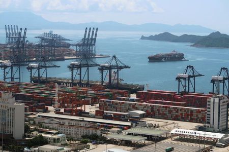 　３月２０日、中国税関総署の兪建華署長は会見で、西側諸国の金融市場のボラティリティーで国際貿易環境にショックが生じており、中国の貿易安定化に課題をもたらしていると述べた。写真は深センの港で２０２０年５月撮影（２０２３年　ロイター／Martin Pollard）