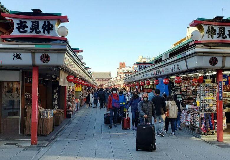西村康稔経済再生相は10月1日から観光支援事業「GoToトラベル」の対象に東京都を追加する方針を明らかにした。イベントを開催する際の人数制限も緩和し、経済活動の再開を徐々に拡大する。写真は3月25日、東京の浅草で撮影(2020年　ロイター/Ju-min Park)