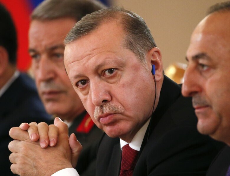 ３月１４日、オランダがトルコ閣僚の入国を拒否し両国の関係が悪化している問題で、トルコのエルドアン大統領（写真）は、オランダが謝罪しても許すことはできないと述べ、追加制裁を示唆した。１０日代表撮影（２０１７年　ロイター/Sergei Ilnitsky/Pool）