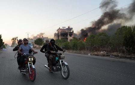 　シリア南部のスワイダで１９日、少数派イスラム教ドルーズ派とベドウィン（遊牧民）との武力衝突が激化した。写真はベドウィンの兵士。スワイダで撮影（２０２５年　ロイター/Karam al-Masri）