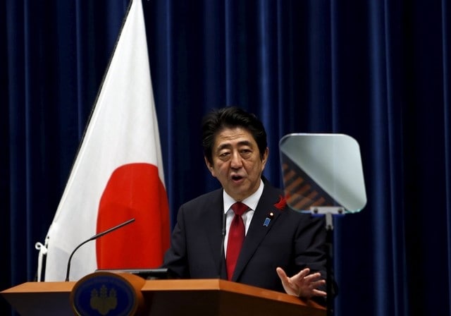 １２月１８日、中国が南シナ海の支配を強める中、南西方面に軸足を移す日本の防衛政策が、地域の軍事バランスにとって重要性を増しつつある。写真は都内で１０月撮影（２０１５年　ロイター／Yuya Shino）