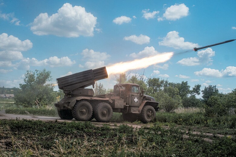 ミサイルを発射するウクライナ軍 PABLO MIRANZOーANADOLU／GETTY IMAGES