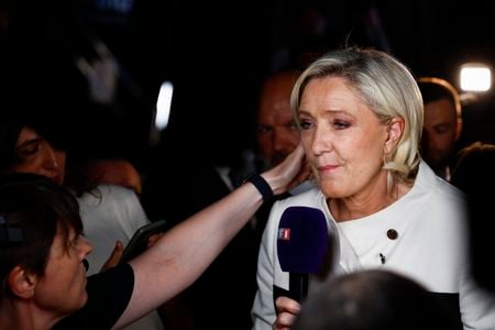 ７月８日、ハンガリーのオルバン首相が結成したＥＵ欧州議会の新たな右派会派「欧州の愛国者」は、マリーヌ・ルペン氏が率いるフランスの極右「国民連合（ＲＮ）」が同会派を主導することになったと発表した。写真は７日、フランス総選挙決選投票の一部結果を受けて記者らと話すルペン氏。パリで撮影（２０２４年　ロイター／Sarah Meyssonnier）