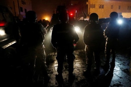 　１２月１８日、ヨルダン中部のカラクで、武装グループが警官に発砲した後、観光名所となっている市内の城に立てこもり、治安部隊と銃撃戦となった（２０１６年　ロイター／Muhammad Hamed）