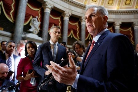 米共和党のマッカーシー下院議長は、債務上限引き上げに関するホワイトハウスの協議が「幾分良い方向に進んでいる」と述べた。２４日、ワシントンで撮影（２０２３年　ロイター/Jonathan Ernst）