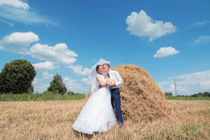 屋外や少人数など費用を抑えた結婚式プランは数多いが…　NESTYDAーISTOCK PHOTO