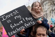 寒さと飢えで亡くなる人も...値上げと不況にあえぐ英国、過去10年で最大のストも発生