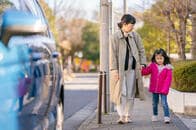 高齢者・子どもの送迎で消耗する働き盛り世代──限界寸前の「家族タクシー」の実情