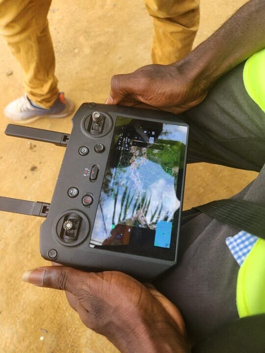 ドローンを使用してハマダラカの発生源を探す様子