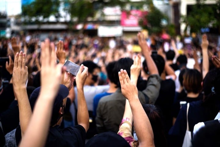 タイの抗議者たちは、新しい憲法と君主制の改革を3本の指で示す　jaboo2foto-shutterstock