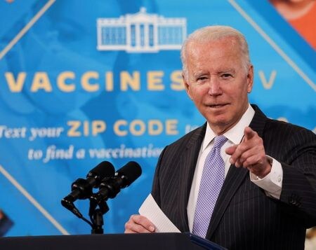 　米１０州の共和党の司法長官は１０日、バイデン政権が先週、連邦政府から資金援助を受けている医療機関の関係者にワクチン接種を義務付けると発表したことについて、人手不足の悪化につながるとして、差し止めを求めて連邦地裁に提訴した。ワシントンのホワイトハウスで３日撮影（２０２１年　ロイター/Evelyn Hockstein）