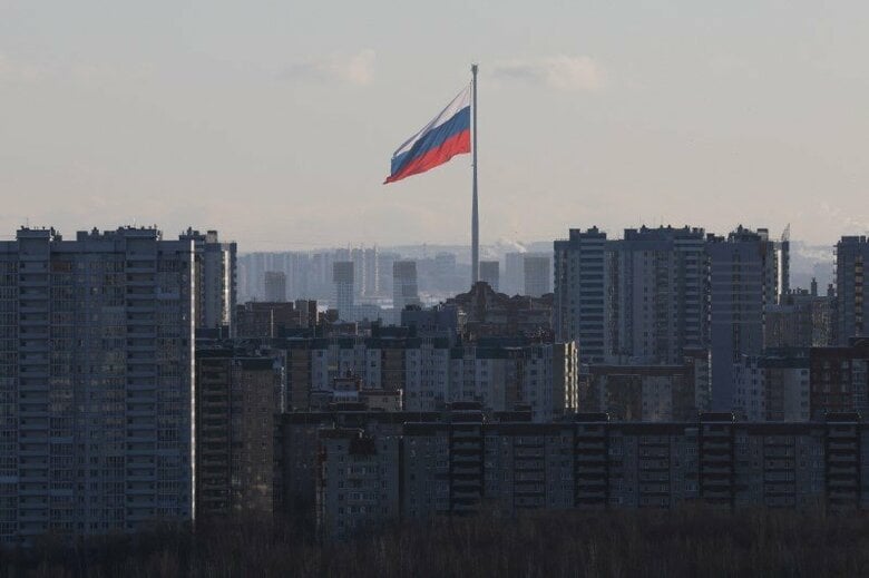 2025年2月、ロシア・サンクトペテルブルクに掲げられたロシア国旗。  REUTERS/Anton Vaganov