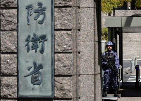 都内の防衛省前で4月6日撮影。REUTERS/Issei Kato