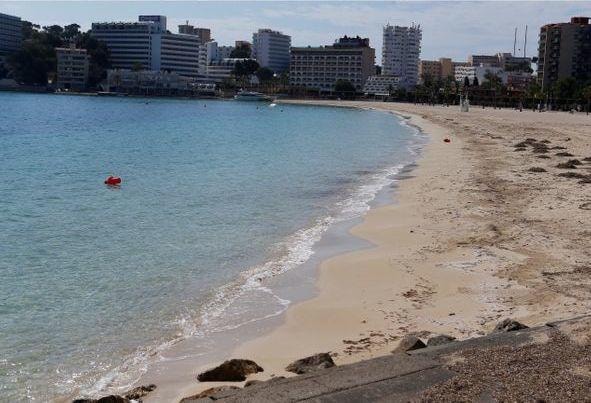 スペインのサンチェス首相は、７月から外国人観光客を再び受け入れる方針を示すとともに、サッカー１部リーグの試合を無観客で6月8日から再開する計画を明らかにした。マヨルカ島で4月撮影(2020年　ロイター)