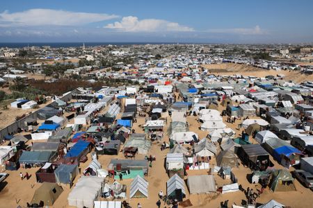 　２月１５日、カナダ、オーストラリア、ニュージーランドの首脳らは、イスラエルがパレスチナ自治区ガザ最南部ラファに侵攻する方針を示していることを受け、ガザでの人道的な即時停戦を求める共同声明を発表した。写真はイスラエルの攻撃から避難してきたパレスチナ人のキャンプ。ラファで１４日撮影（２０２４　ロイター／Ibraheem Abu Mustafa）