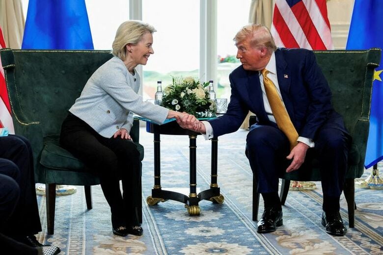 欧州委員会のフォンデアライエン委員長と握手するトランプ米大統領ファイル。2025年7月、スコットランドのターンベリーで撮影。REUTERS/Evelyn Hockstein/File Photo