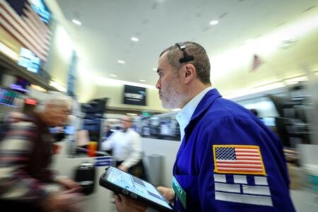 米ニューヨーク証券取引所（ＮＹＳＥ）で１６日撮影。REUTERS/Brendan McDermid