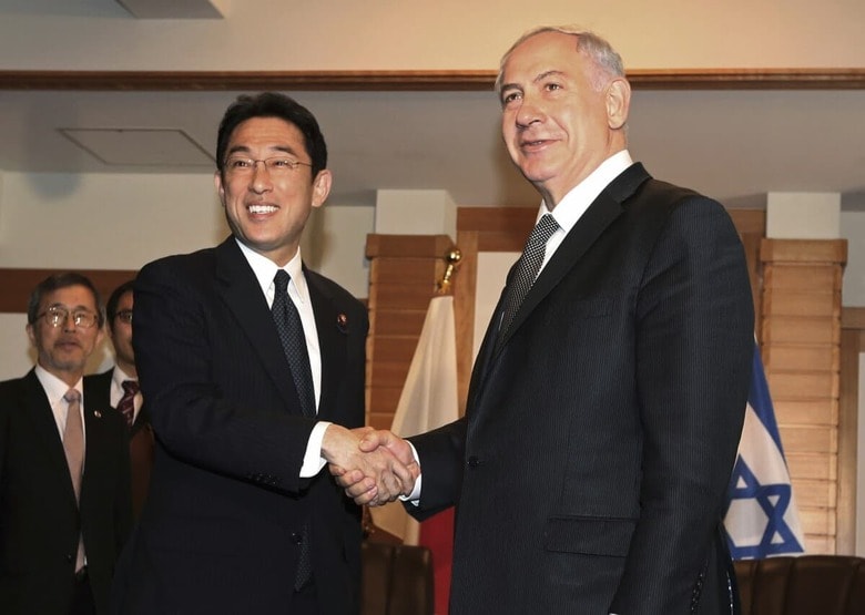 2014年5月、来日したネタニヤフ首相と握手を交わす外相時代の岸田　REUTERS-Eugene Hoshiko-Pool