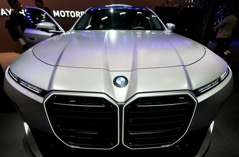 ドイツの高級車メーカー、ＢＭＷが６日発表した第１・四半期決算は、中国での激しい競争や関税圧力が響き、利益が大幅に減少した。４月、中国で開催された北京国際モーターショーで撮影。REUTERS/Maxim Shemetov