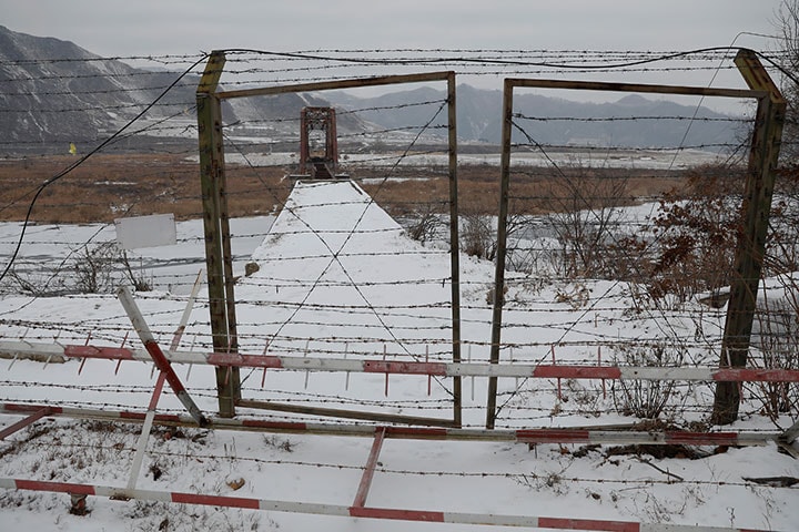 中朝国境の鴨緑江に掛かる橋の中国側ゲート　Damir Sagolj-REUTERS