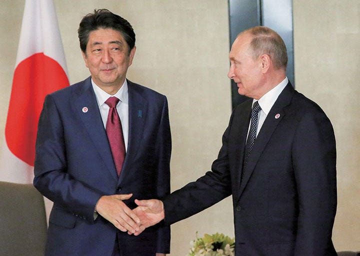 平和条約締結を目指す日ロ首脳だが（11月14日、シンガポール）　Mikhail Svetlov/GETTY IMAGES