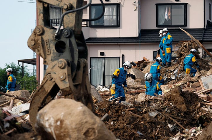 西日本豪雨災害を受けて政府は早めの避難指示を検討している（写真は広島県熊野町の救出活動、11日）　Toru Hanai-REUTERS