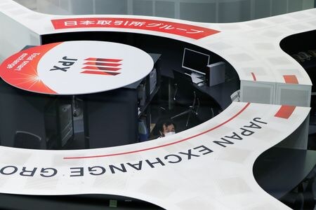 　７月１４日、午前の東京株式市場で日経平均は、前営業日比７４円４９銭高の３万２４９３円８２銭と続伸した。写真は都内にある東京証券取引所で２０２０年１０月撮影（２０２３年　ロイター／Issei Kato）