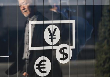 　５月２７日、ニューヨーク外為市場では、ドルが多くの主要通貨に対して上昇した。米経済が第１・四半期の低調な伸びから回復、米連邦準備理事会（ＦＲＢ）が年内に利上げを開始するとの期待が強まった。ドルは円に対して一時１２４円台を付け、約８年ぶり高値水準を更新した。写真は、通貨を示した看板、２０１４年１１月撮影（２０１５年　ロイター／Issei Kato）