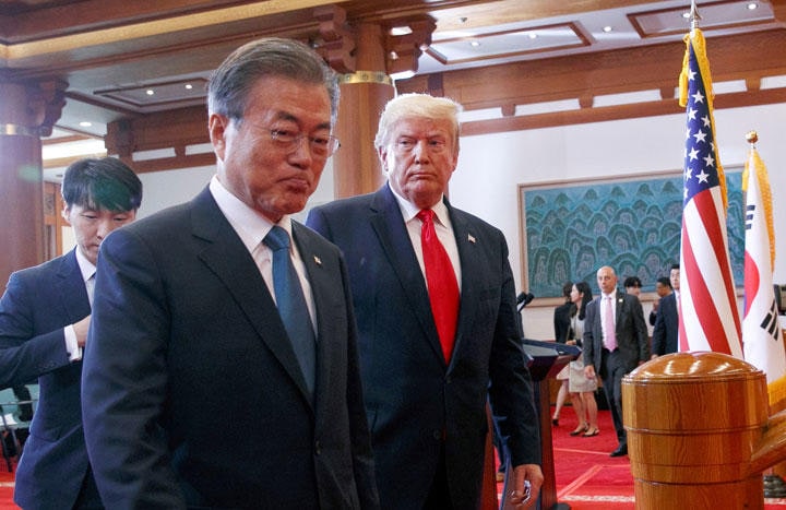 19年6月に韓国・青瓦台で共同会見したトランプと文在寅　Jacqulyn Martin/REUTERS