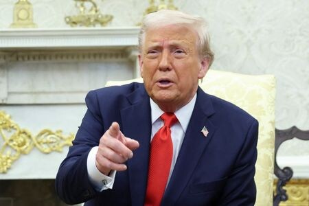 トランプ米大統領は１５日、オマーンのハイサム国王と電話で会談した。写真は１４日、米ホワイトハウスで撮影（２０２５年　ロイター/Kevin Lamarque）